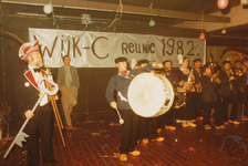 863186 Afbeelding van een optreden van een boerenkapel op de grote Wijk C-reünie in 'café de Kouwe Vloer' in ...